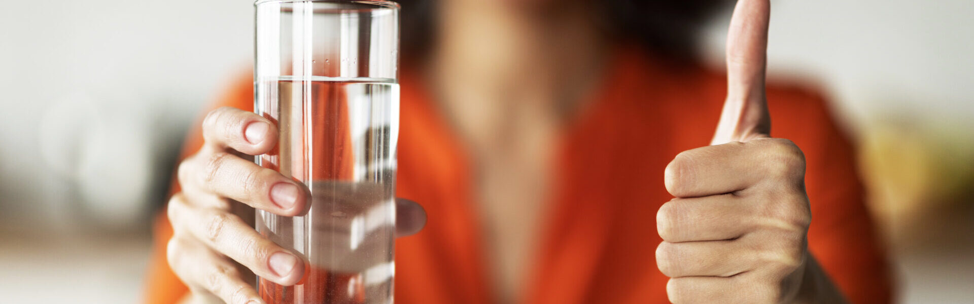 Viel Wasser trinken unterstützt nicht nur die Gesundheit, sondern auch die Gewichtsabnahme.