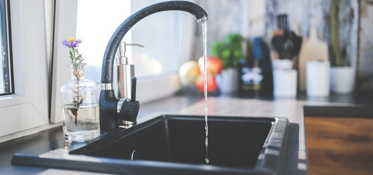 Kalk und weitere Schadstoffe können uns den Genuss von Leitungswasser verderben. Ein Wasserfilter kann dabei behilflich sein.