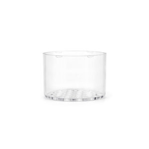 Transparentes, leeres Edelsteinfach für Lotus Vita Wasserfilter mit einem Wabenmuster am Boden, auf einem weißen Hintergrund.
